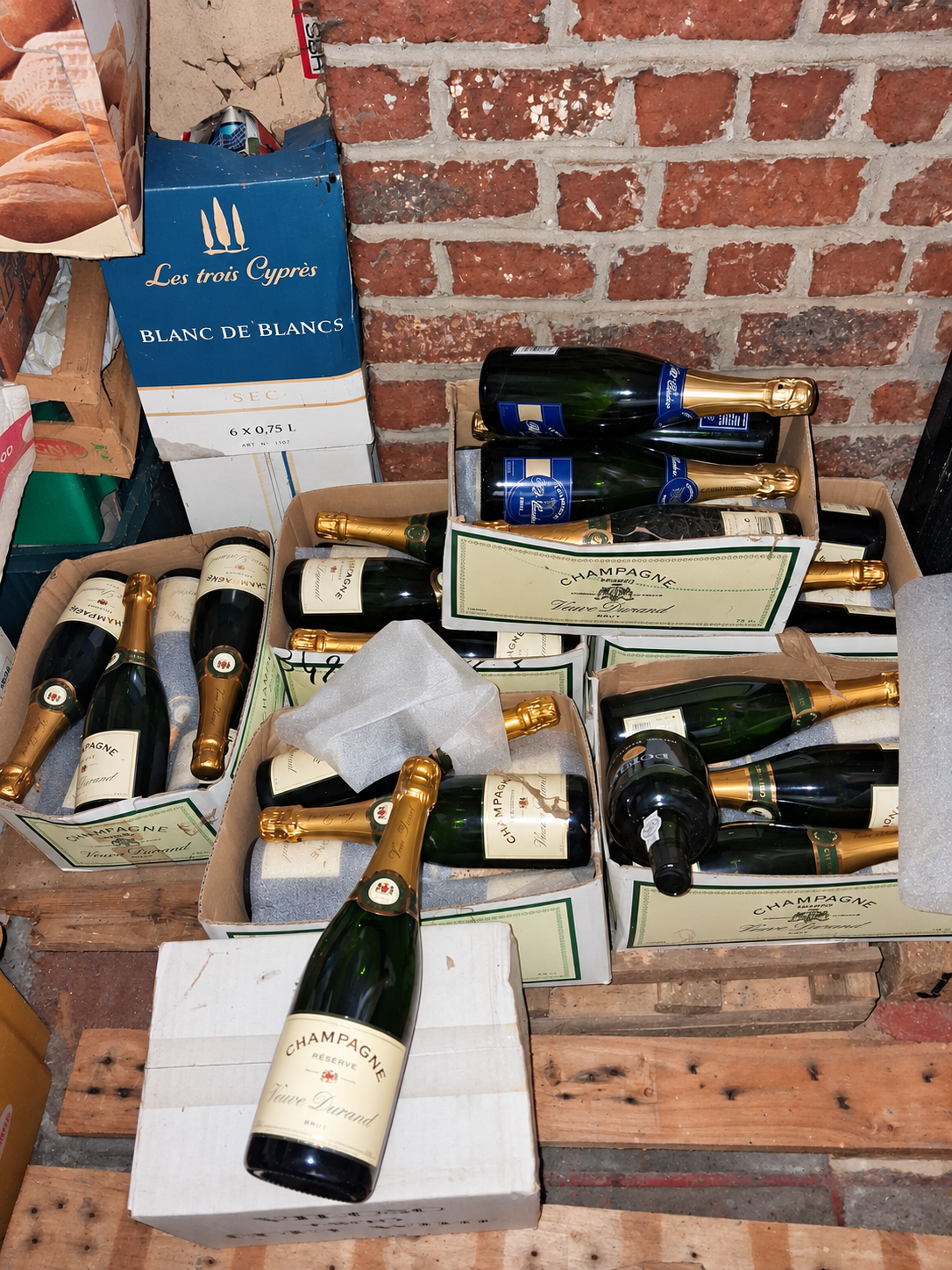 Flessen champagne in dozen, gefotografeerd in een kelder