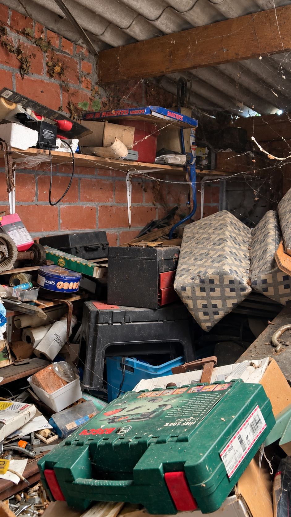 Berging met dozen, meubelen en gereedschapskoffers